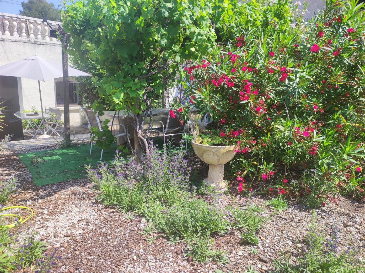 Apartamento Ingrid Mary Nimes Exterior foto